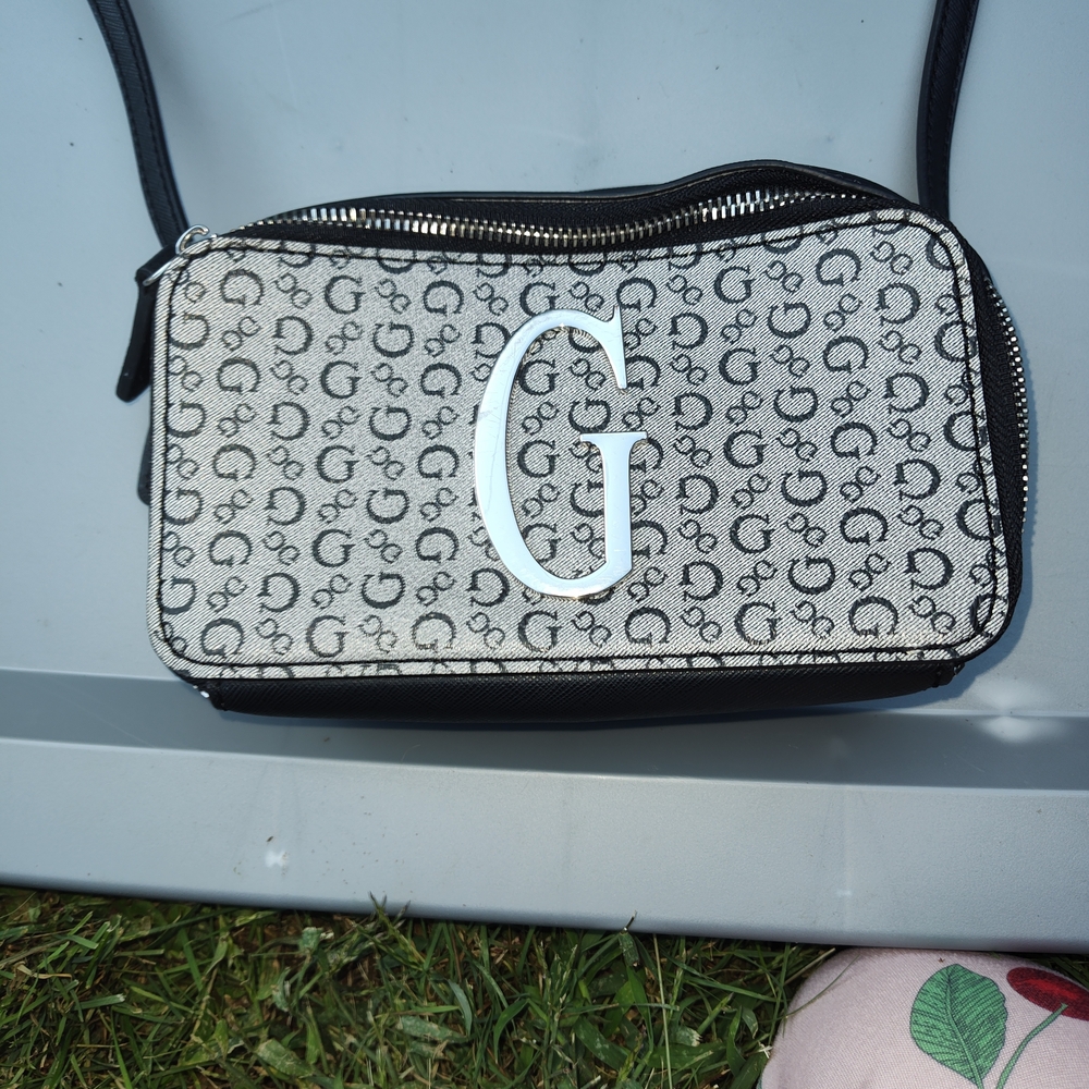 Black and Gray Guess Crossbody Bag/Purse/Pocketbook with G Pattern